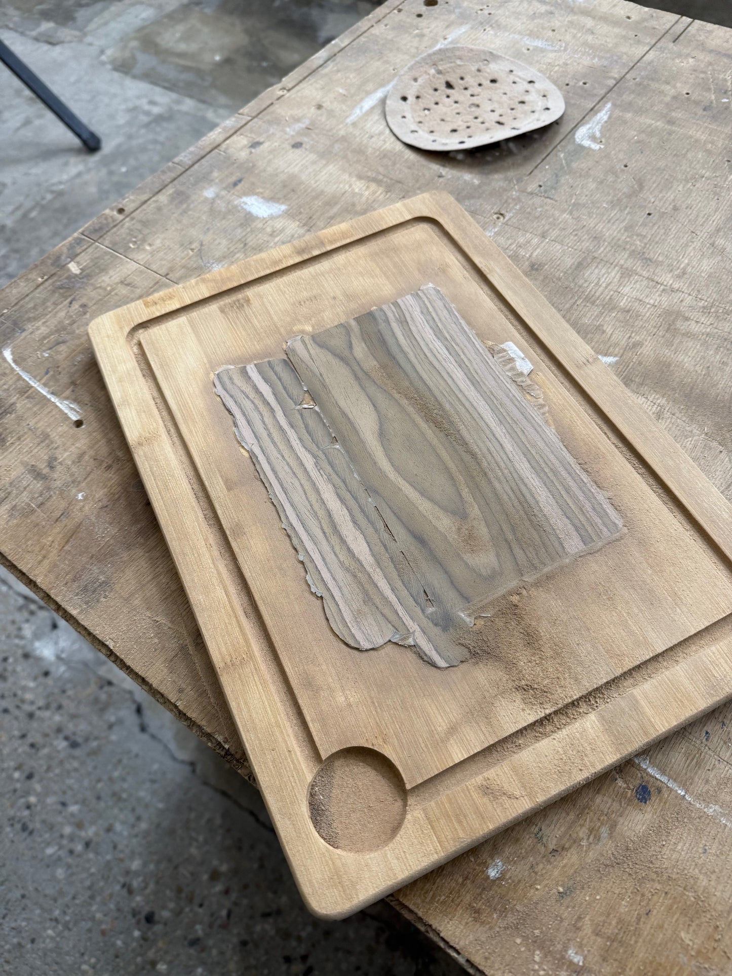 Personalisierbares Schneidebrett mit Walnuss-Inlay