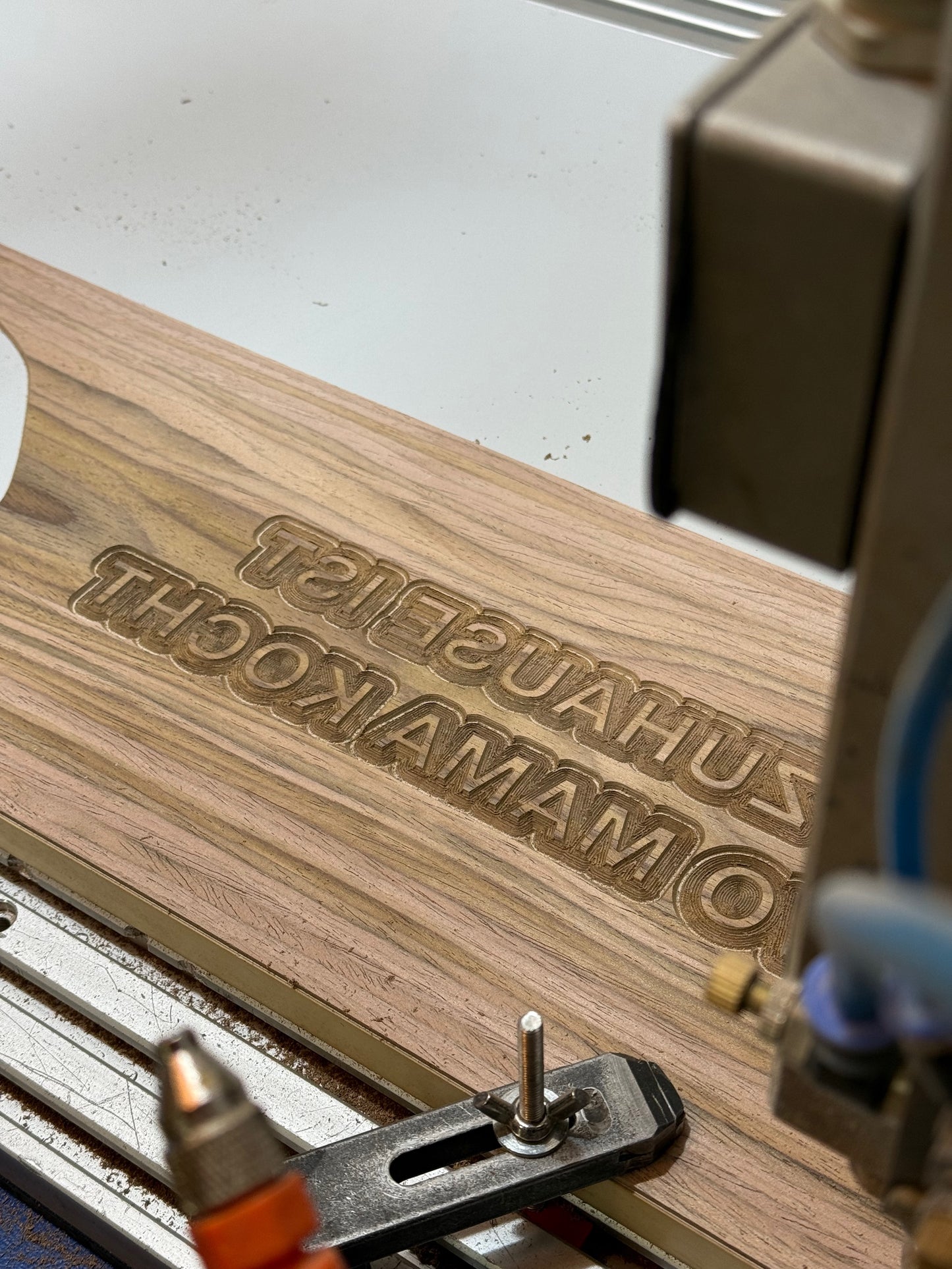 Personalisierbares Schneidebrett mit Walnuss-Inlay