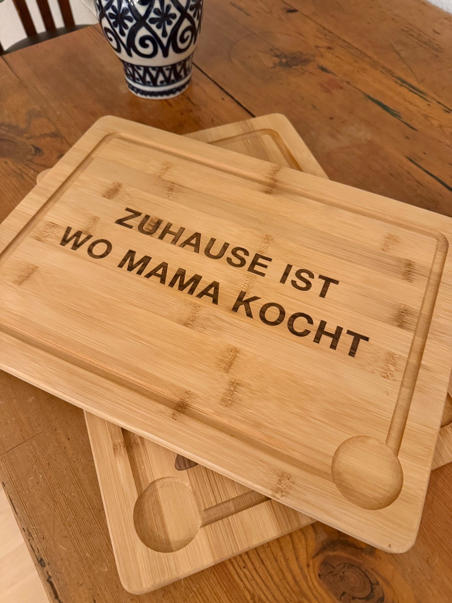Personalisierbares Schneidebrett mit Walnuss-Inlay