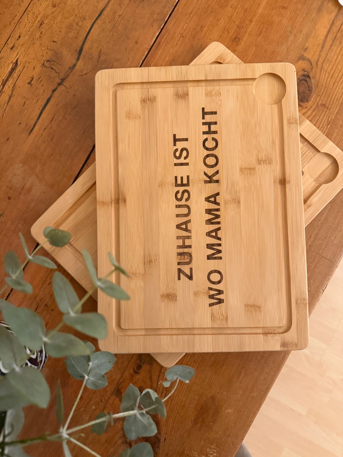Personalisierbares Schneidebrett mit Walnuss-Inlay